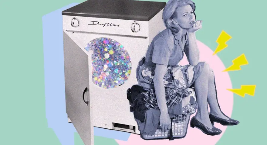 Donna annoiata seduta su un cesto di panni, accanto a una lavatrice con glitter. Un'idea su come disinfettare i vestiti senza lavarli.