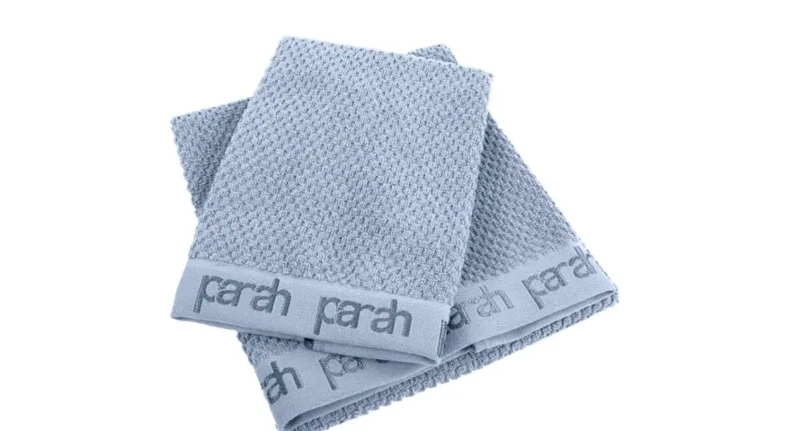 Due asciugamani azzurri con logo "parah" sovrapposti. Sembrano morbidi, ma chissà se sono asciugamani che non asciugano.