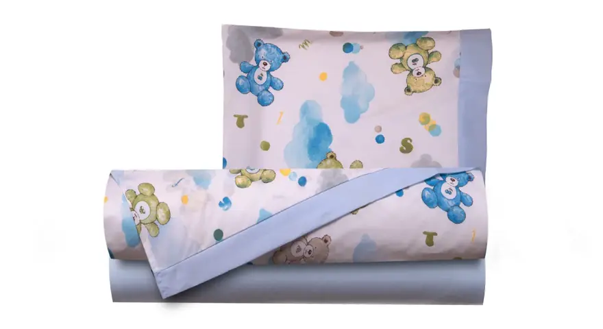 Lenzuolo lettino con simpatici orsetti e nuvole. Le misure sono perfette per un lettino da bambino.