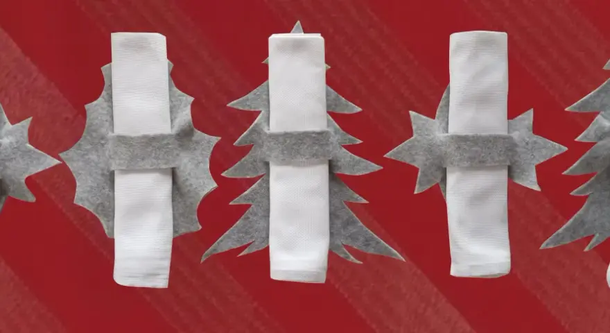 Portatovaglioli in feltro grigio a forma di albero di Natale, perfetti per un fai da te natalizio.