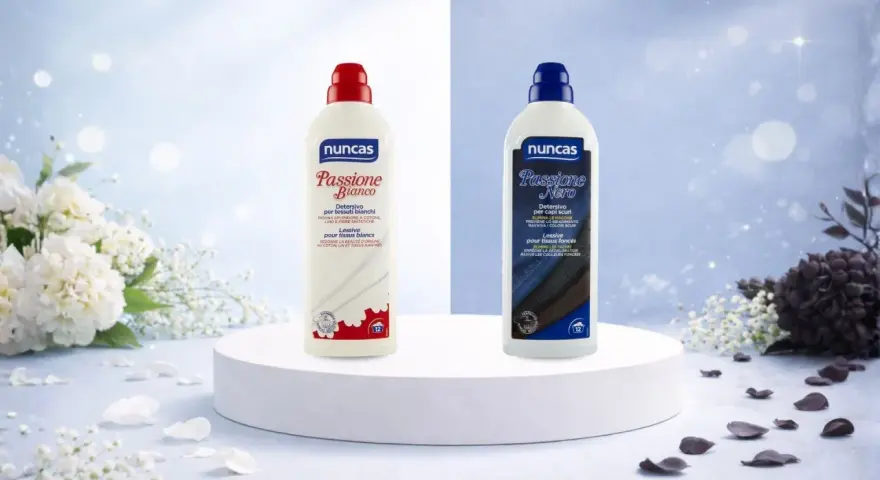 Due flaconi di detersivo Nuncas, uno bianco e uno nero, per eliminare le macchie di sapone sui vestiti e ravvivare i colori.