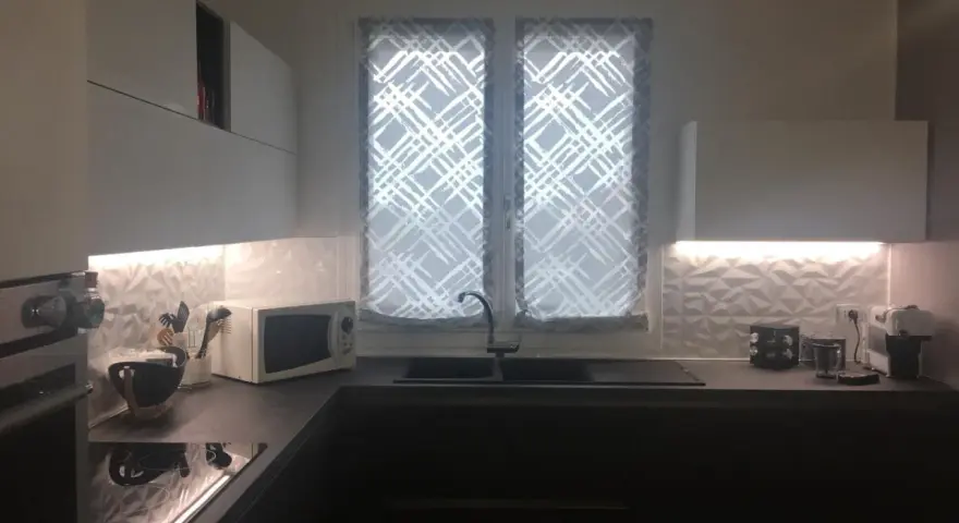 Tende a fantasia geometrica che tende mettere in cucina, illuminando l'ambiente con stile.