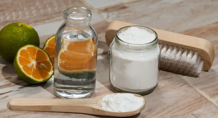 Ingredienti naturali per sbiancare biancheria ingiallita: bicarbonato, limone e acqua.