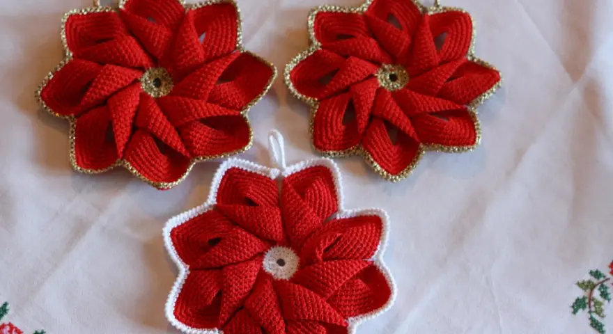 Tre presine natalizie fai da te a forma di stella rossa, con bordi dorati o bianchi, perfette per decorare la tavola.