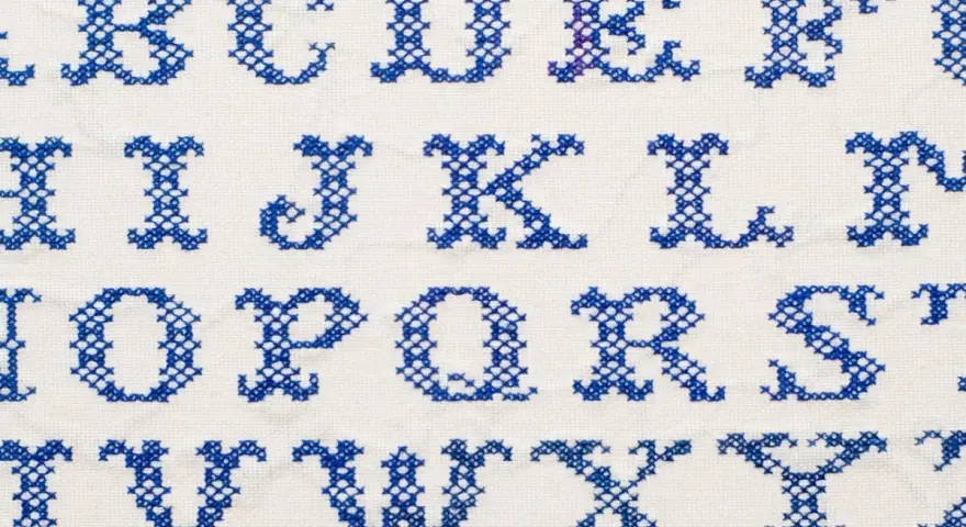 Alfabeto completo ricamato a punto croce blu su bianco. Ideali per facili disegni da ricamare gratis, perfetti per personalizzare ogni progetto.