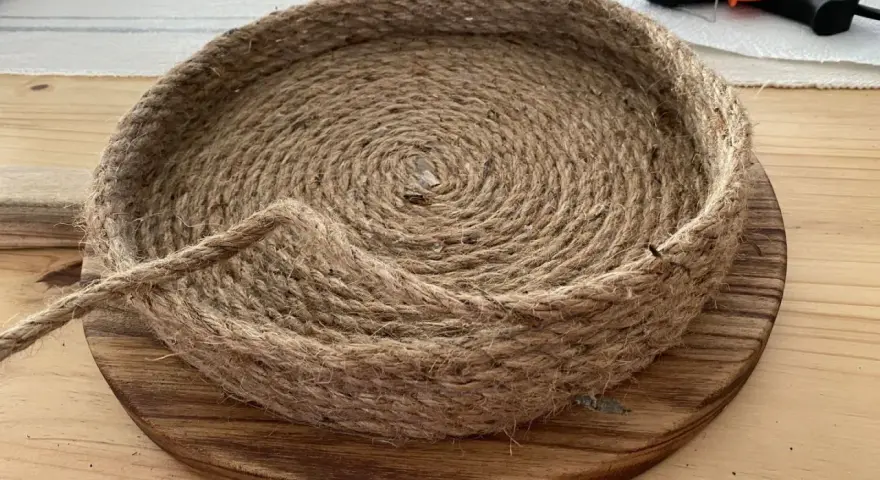 Come fare un cesto con la corda: un progetto fai-da-te con corda di juta, base in legno, forbici e colla a caldo.
