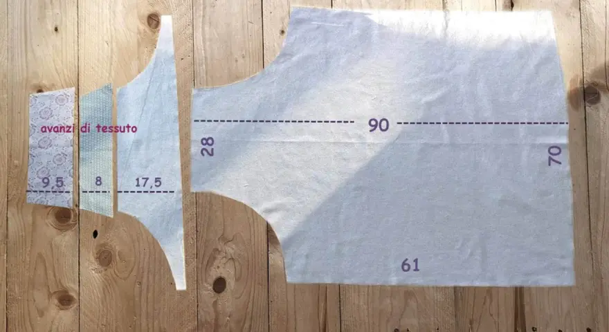 Modelli per grembiuli da cucina fai da te su tessuto chiaro, con misure indicate.