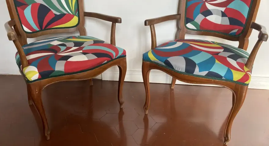 Due sedie con schienale rivestite con tessuto colorato e geometrico, un'idea per come rivestire una sedia con schienale.