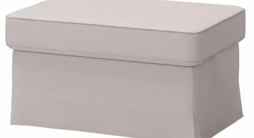 Pouf quadrato grigio chiaro con fodera rimovibile, ideale per chi cerca idee su come rivestire un pouf quadrato con stile e praticità.