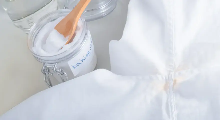 Bicarbonato di sodio e acqua per risolvere come smacchiare maglia bianca con macchie ostinate.