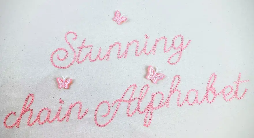 Punto ricamo per scritte: "Stunning chain Alphabet" in rosa, con piccole farfalle applicate.