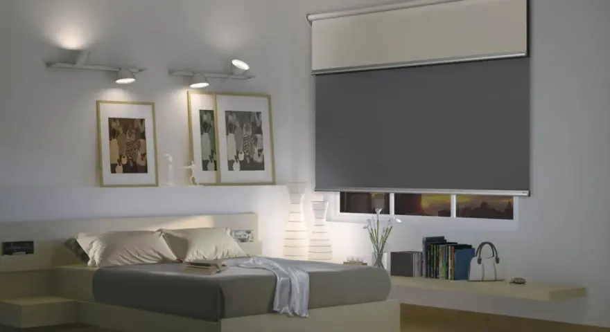 Camera da letto moderna con letto, quadri e un'ampia finestra con tende a rullo grigie e bianche.