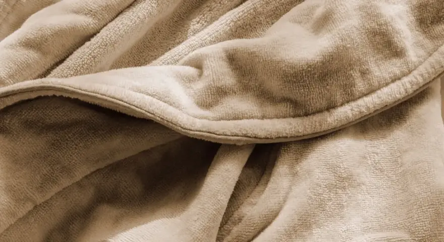 Morbido accappatoio in asciugatrice, pronto per essere indossato dopo un bagno rilassante.
