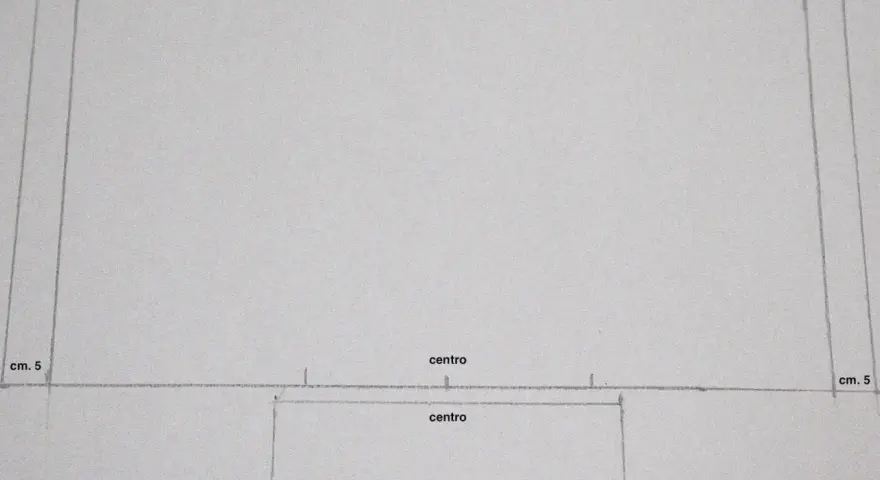 Cartamodello porta pannolini fai da te: schizzo con linee, misure (cm 5) e indicazioni "centro" e "rettangolo base" per creare un pratico contenitore.