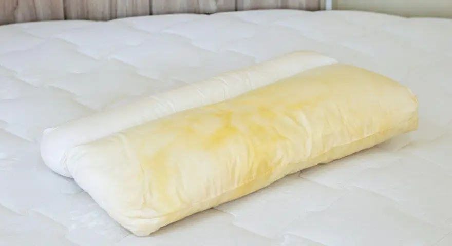 Federe ingiallite sul letto, un problema comune. Scopri come sbiancare le federe ingiallite per un bianco impeccabile.