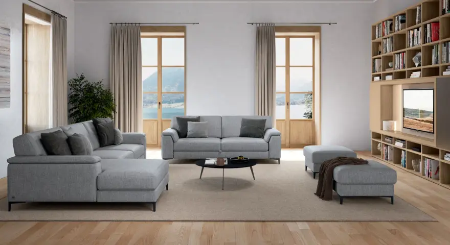 Tappeto sotto divano: sì, definisce lo spazio in questo soggiorno moderno con vista lago.