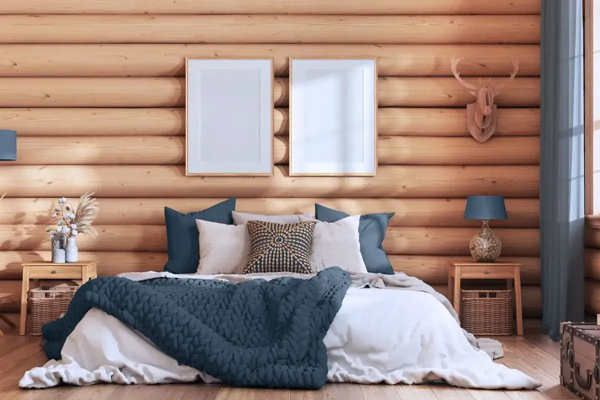 Accogliente camera da letto in legno con letti all americana, coperte spesse e decorazioni rustiche.