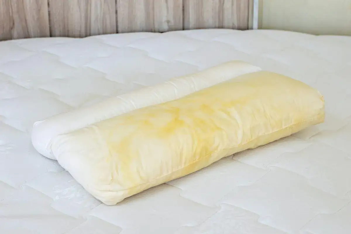 Federe ingiallite sul letto, un problema comune. Scopri come sbiancare le federe ingiallite per un bianco impeccabile.