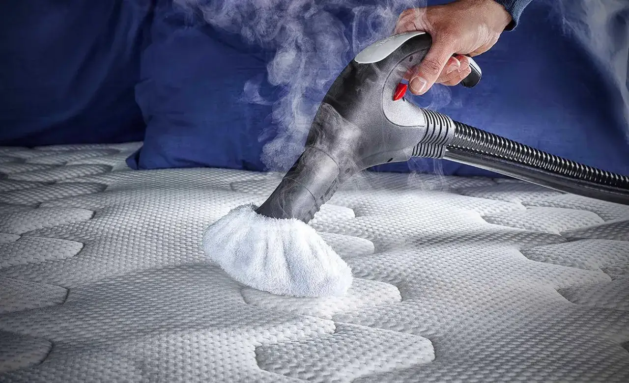 Come disinfettare il materasso con un pulitore a vapore. Il vapore elimina acari e batteri per un sonno più sano.