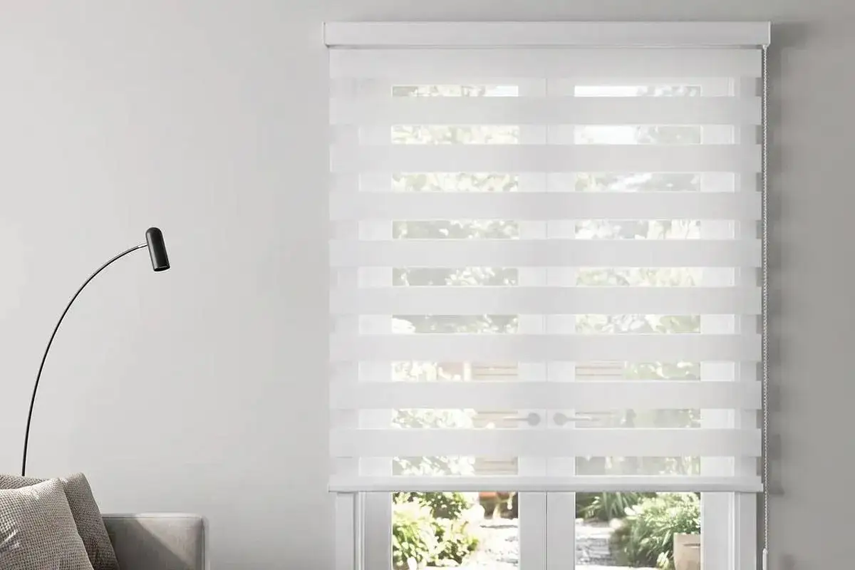 Tende a rullo a strisce bianche perfette per arredare con le tende, filtrano la luce creando un'atmosfera rilassante.