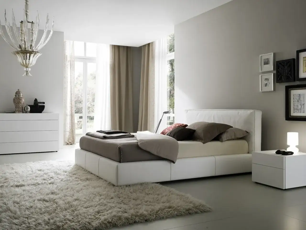Un morbido tappeto sotto il letto aggiunge calore e comfort a questa camera da letto moderna.