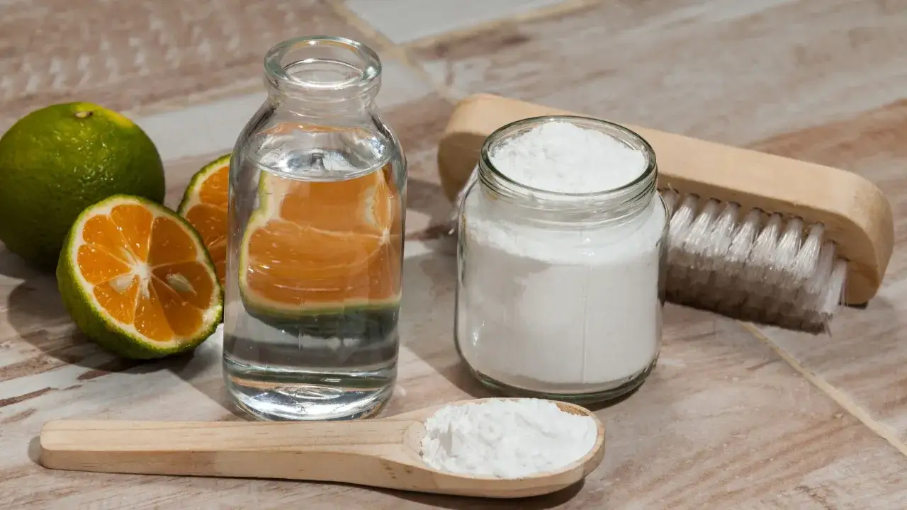 Bicarbonato, limone e acqua per sbiancare biancheria ingiallita. Un rimedio naturale per un bucato splendente.