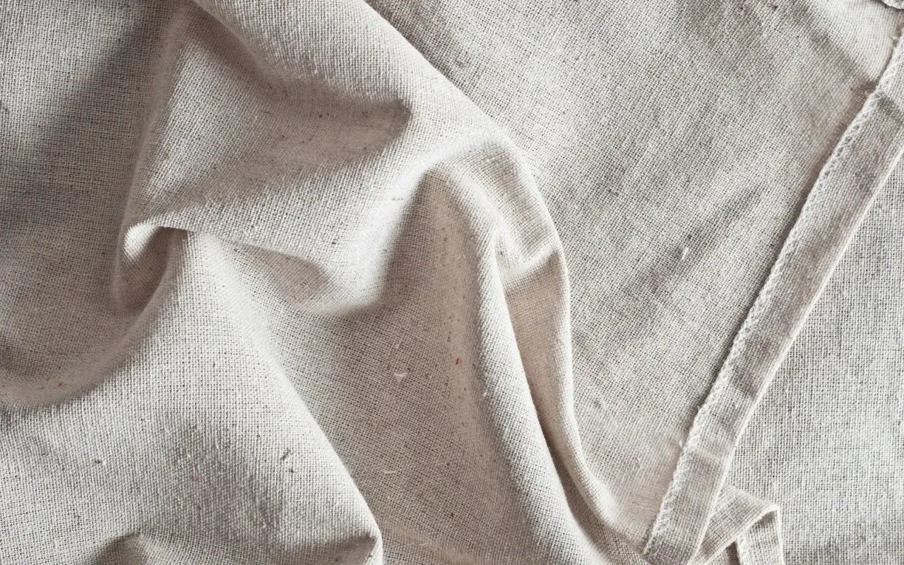 Tessuto grezzo in lino, con pieghe morbide. Ideale per imparare come ammorbidire tessuti rigidi e renderli più confortevoli.