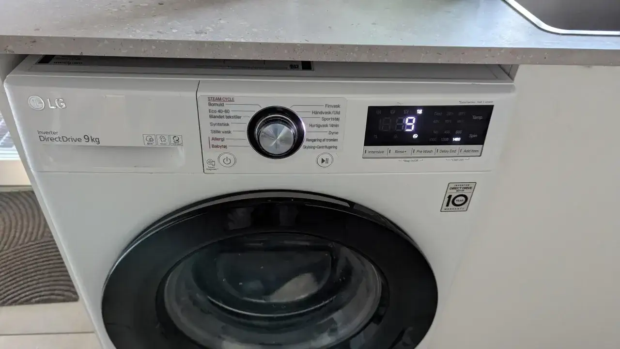 Lavatrice LG Direct Drive 9kg, display mostra 1:59. Forse il tappeto non centrifuga bene.