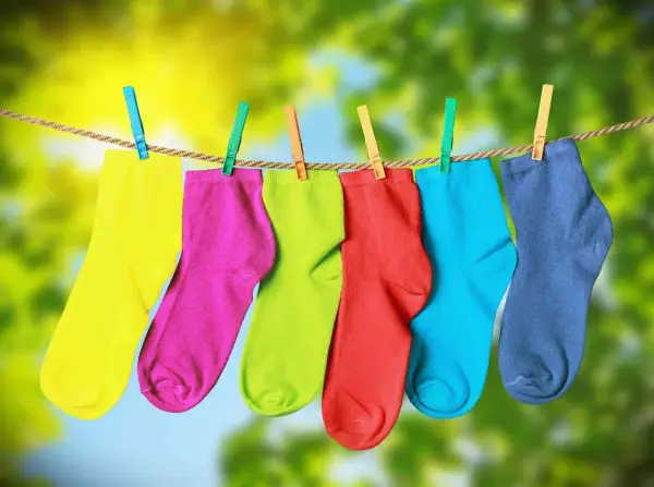 Calzini colorati appesi ad asciugare, un modo semplice per capire come fissare il colore sui tessuti.