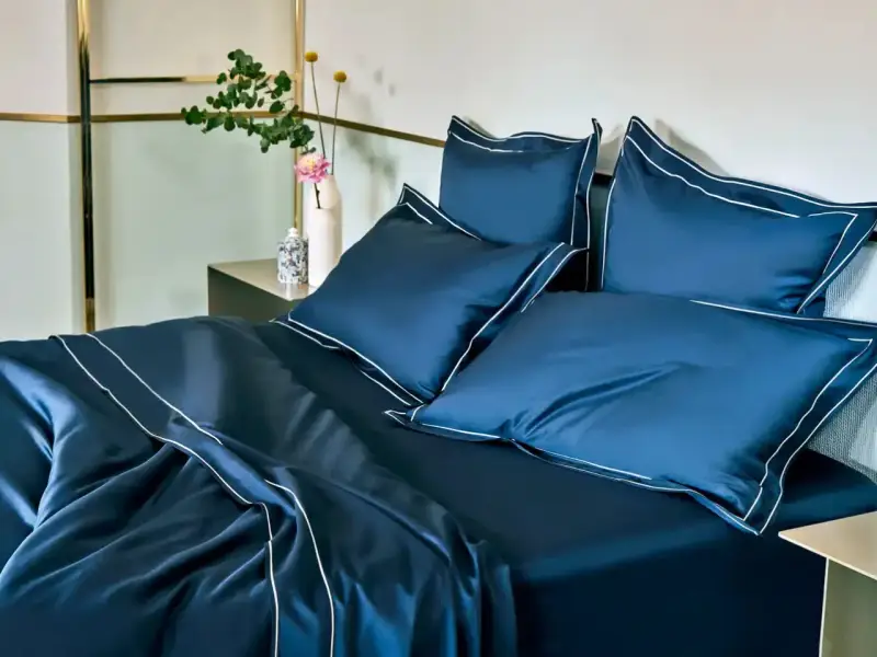 Lenzuola blu navy con bordi bianchi, perfette per ogni letto. Consulta la tabella misure lenzuola per trovare la tua.